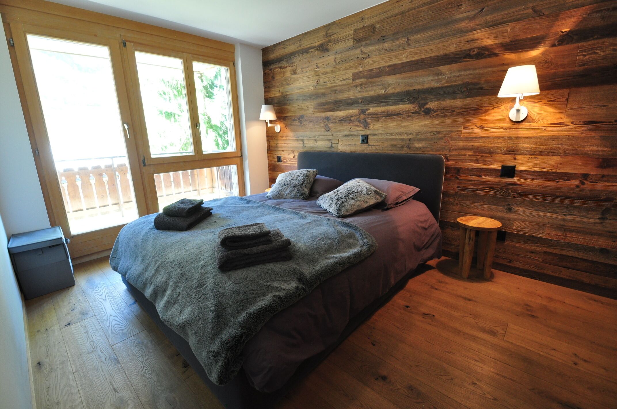 ทีวีจอแบน 10 นิ้ว พร้อมช่องเคเบิล