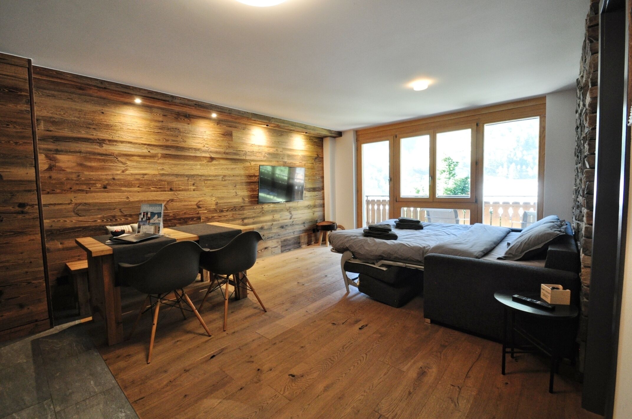 Comfort appartement | Woonkamer | Een 10-inch flatscreentelevisie met kabelzenders