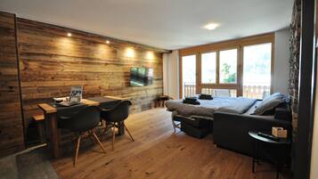 Comfort appartement | Woonkamer | Een 10-inch flatscreentelevisie met kabelzenders