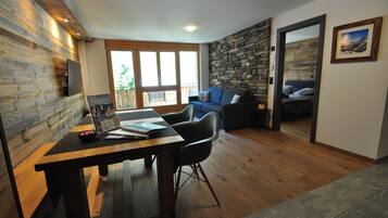 Een 10-inch flatscreentelevisie met kabelzenders