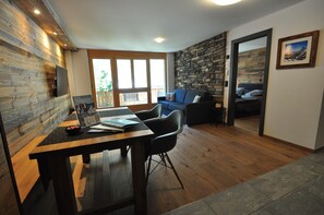 10-inch flat-screen TV with cable channels - Z Suite - Haus Roger (Zermatt)
