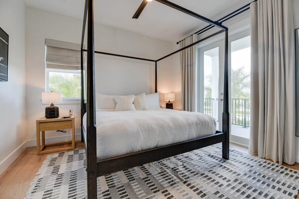 6 bedrooms, iron/ironing board, WiFi, bed sheets