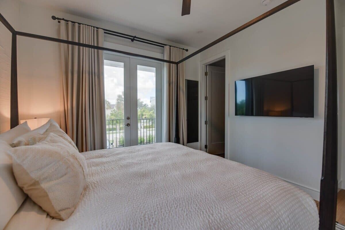 6 bedrooms, iron/ironing board, WiFi, bed sheets