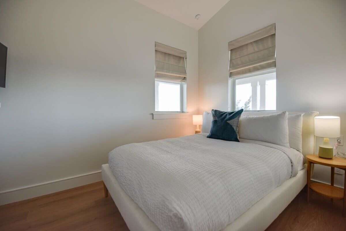 6 bedrooms, iron/ironing board, WiFi, bed sheets