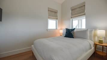 6 bedrooms, iron/ironing board, WiFi, bed sheets
