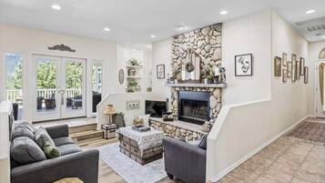 Smart TV, fireplace