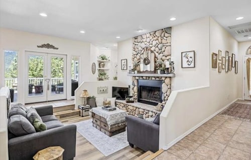 Mountain View on one level w  hot tub,fire pit, w fishing kayaking  minutes away