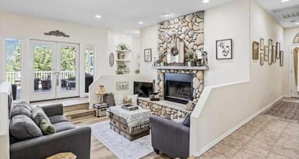 Mountain View on one level w hot tub,fire pit, w fishing kayaking minutes away