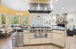 冷蔵庫、電子レンジ、オーブン、コンロ