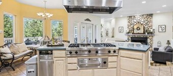 Mountain View on one level w  hot tub,fire pit, w fishing kayaking  minutes away