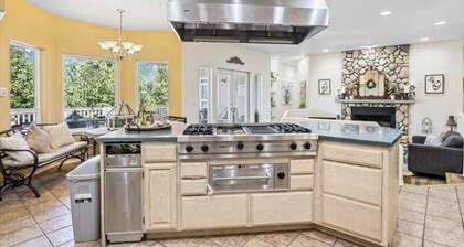 Mountain View on one level w hot tub,fire pit, w fishing kayaking minutes away