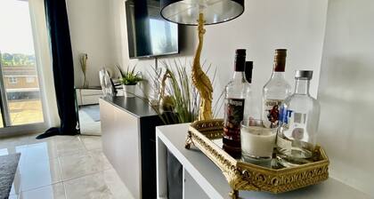 Cozy retreat huge terrace apartment 💙