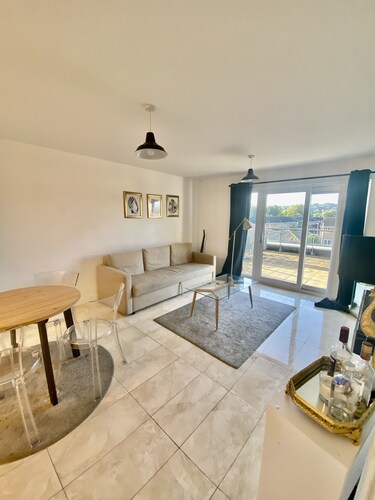 Cozy retreat huge terrace apartment 💙