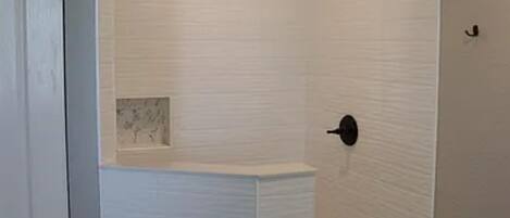 Ducha, toallas, jabón, papel higiénico