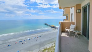 Ein Balkon mit Blick auf Strand und Steg.