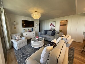 Apartamento, 3 habitaciones | Zona de estar | Una Smart TV