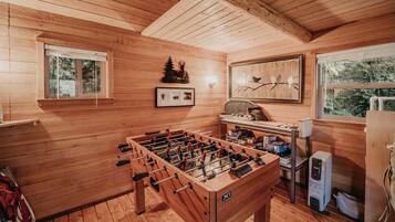 Cabin, 1 Bedroom | Game room
