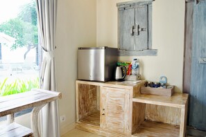 迷你吧、客房内保险箱、办公桌、笔记本电脑工作区