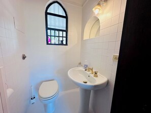Douche, sèche-cheveux, bidet, serviettes fournies