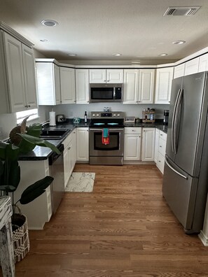 Private kitchen - Walking distance to beach, heart of Port A minutes from restaurants and fun !  (Port Aransas)