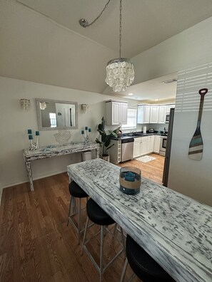 Dining - Walking distance to beach, heart of Port A minutes from restaurants and fun !  (Port Aransas)