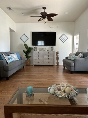 Living area - Walking distance to beach, heart of Port A minutes from restaurants and fun !  (Port Aransas)