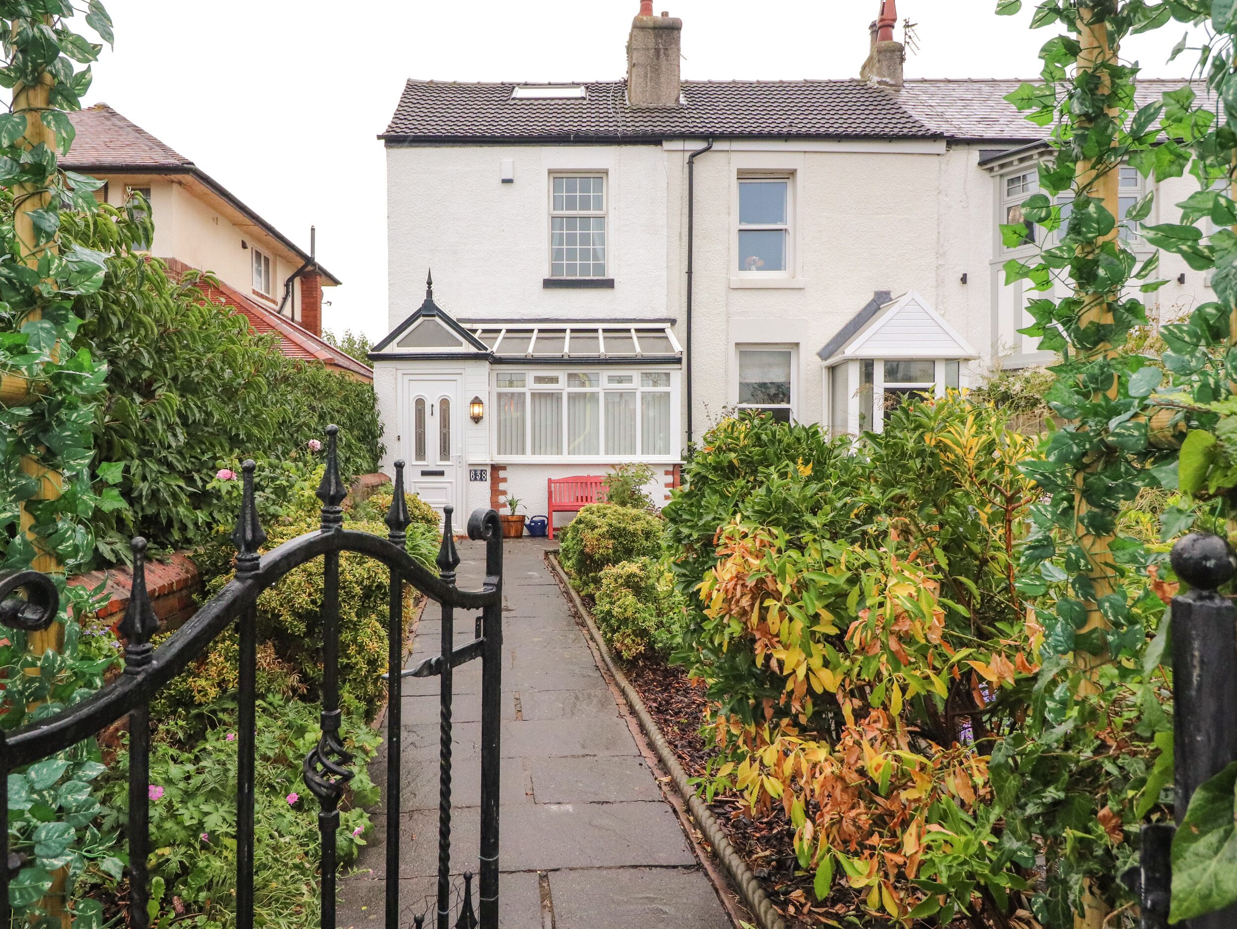 KITTY COTTAGE, country holiday cottage, with a garden in Blackpool