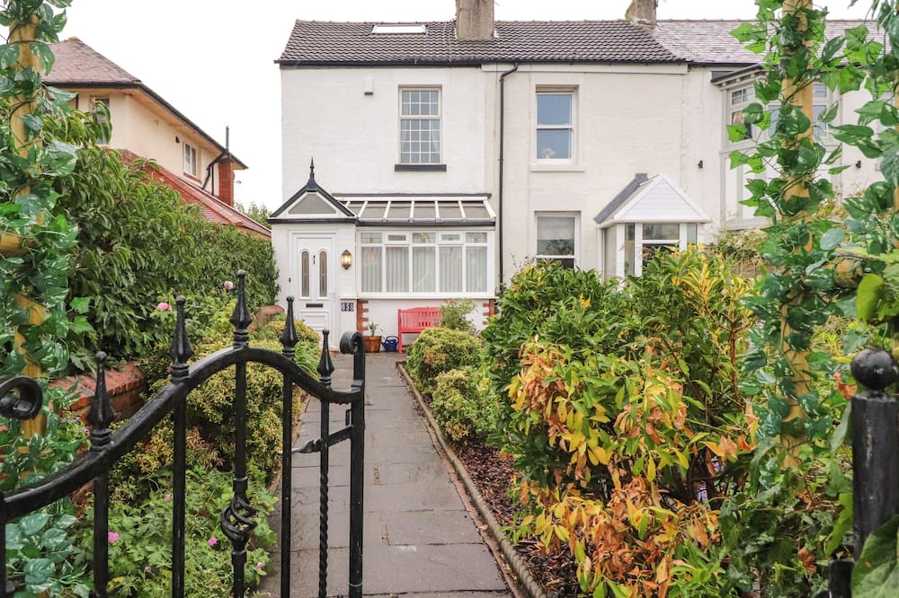 KITTY COTTAGE, country holiday cottage, with a garden in Blackpool