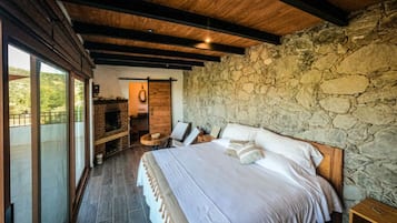 Habitación doble superior, 1 cama King size, balcón, vista a la montaña | Ropa de cama de alta calidad, muebles diferentes y escritorio