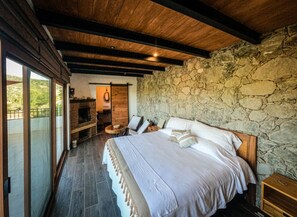Superior Double Room, 1 Katil Raja (King), Balcony, Mountain View | Peralatan tempat tidur premium, dilengkapkan perabot secara berasingan 