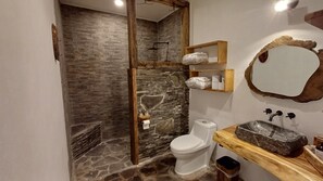 Douche, douche à « effet pluie », articles de toilette gratuits