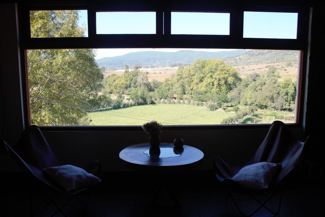 Habitación Deluxe con 2 camas individuales, chimenea, vista a la montaña | Ropa de cama de alta calidad, muebles diferentes y escritorio 