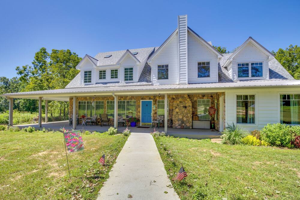 Spacious & Secluded Shook Home w/ Private Hot Tub! - Patterson, MO