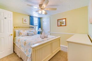 2 bedrooms, bed sheets - Waterfront Homosassa Home w/ River + Gulf Access! (Homosassa)