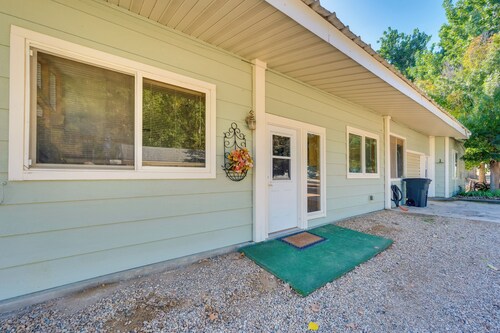 Cozy Idaho Retreat w/ Grill & Fire Pit!