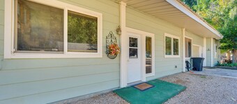 Cozy Idaho Retreat w/ Grill & Fire Pit!