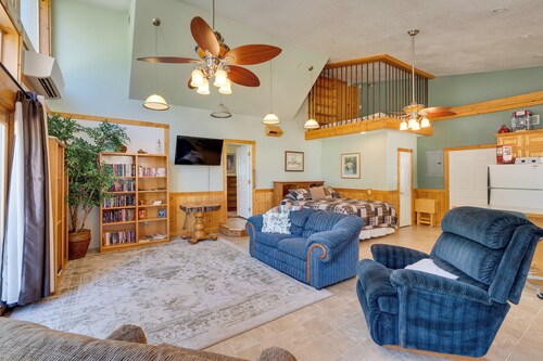 Cozy Idaho Retreat w/ Grill & Fire Pit!