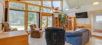 Cozy Idaho Retreat w/ Grill & Fire Pit!