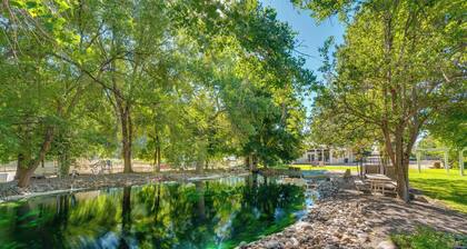 Cozy Idaho Retreat w/ Grill & Fire Pit!