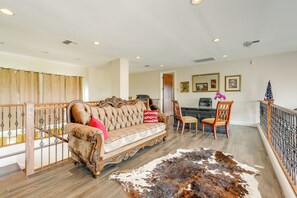 House (5 Bedrooms) | Interior