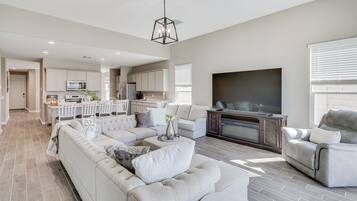 House (4 Bedrooms) | Front of property