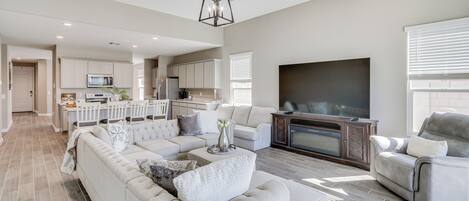 House (4 Bedrooms) | Front of property