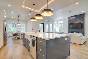 House (4 Bedrooms) | Private kitchen | Microwave, oven, stovetop, dishwasher