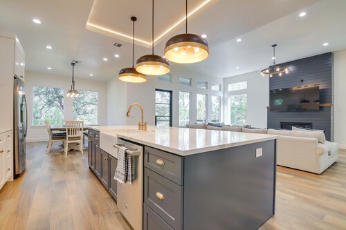 Modern Kingsland Home w/ River Access & Kayaks!