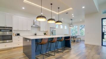 House (4 Bedrooms) | Private kitchen | Microwave, oven, stovetop, dishwasher