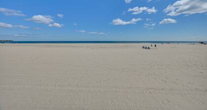 Cozy Hampton Vacation Rental, Walk to Beach!