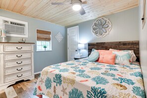 House (3 Bedrooms) | Interior - Kingston Cabin Rental: Walk to Lake Texoma Beaches (Kingston)