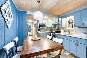 House (3 Bedrooms) | Interior - Kingston Cabin Rental: Walk to Lake Texoma Beaches (Kingston)