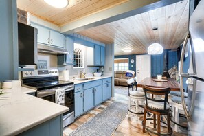 House (3 Bedrooms) | Interior - Kingston Cabin Rental: Walk to Lake Texoma Beaches (Kingston)