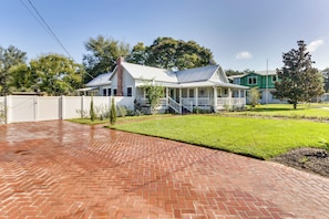 House (2 Bedrooms) | Interior - Fire Pit & Yard: Updated Winter Garden Home! (Winter Garden)